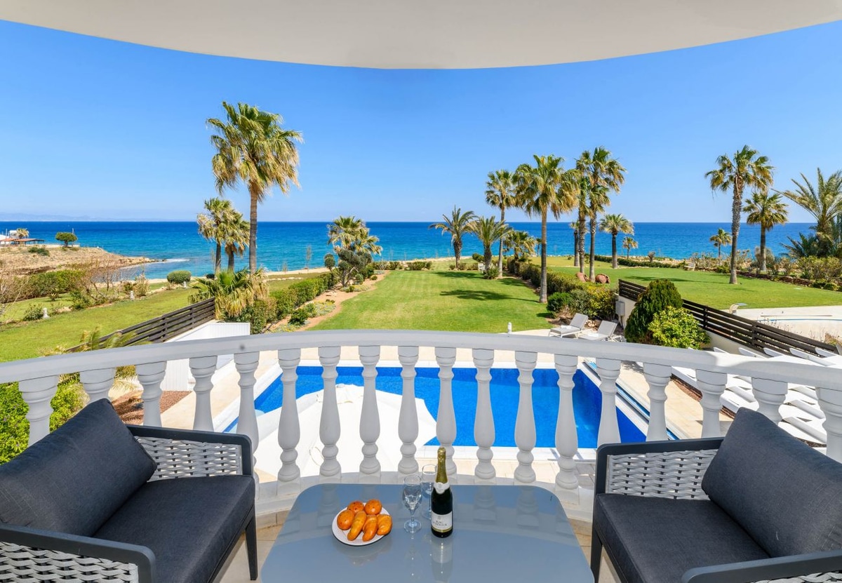 Royal Beachfront Villa - Photo 3