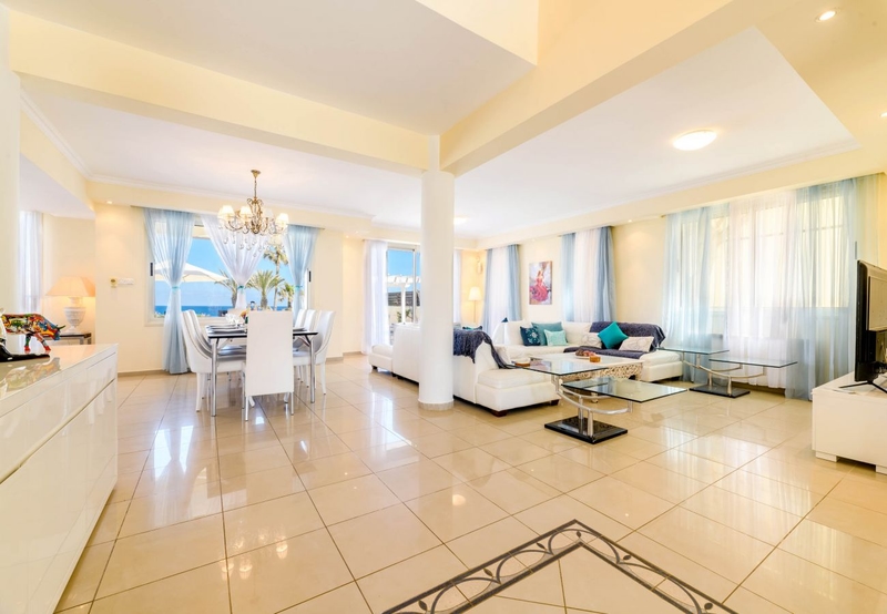 Royal Beachfront Villa - Photo 8