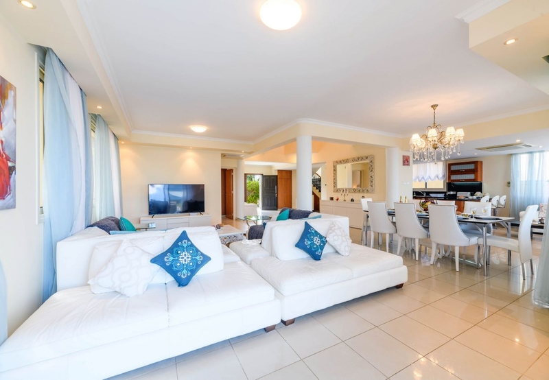 Royal Beachfront Villa - Photo 10