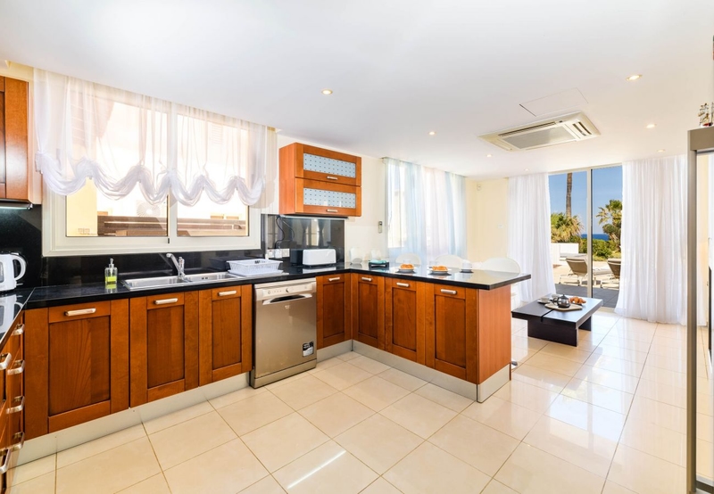 Royal Beachfront Villa - Photo 11