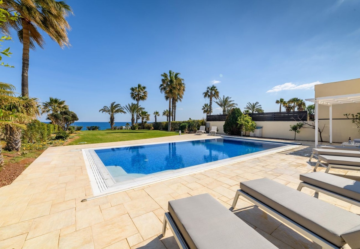 Royal Beachfront Villa - Photo 5