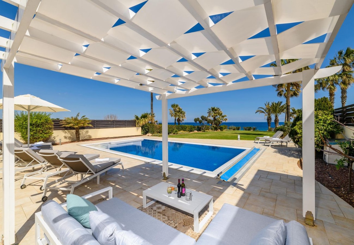 Royal Beachfront Villa - Photo 6