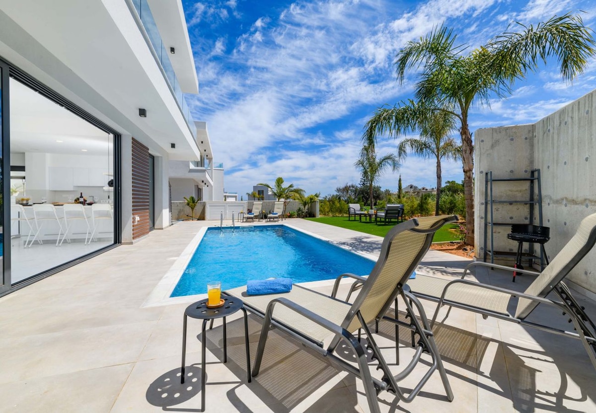 By The Beach - Royal Sapphire Villa - Photo 4