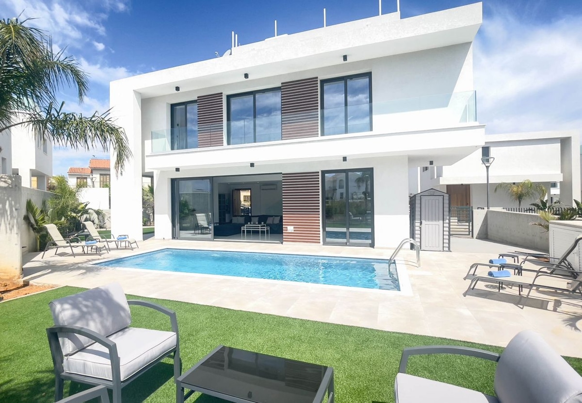 By The Beach - Royal Sapphire Villa - Photo 1