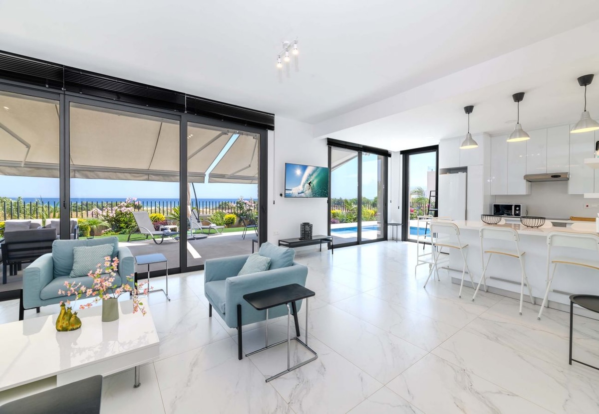 By The Beach - Emerald Seaview Villa - Photo 12