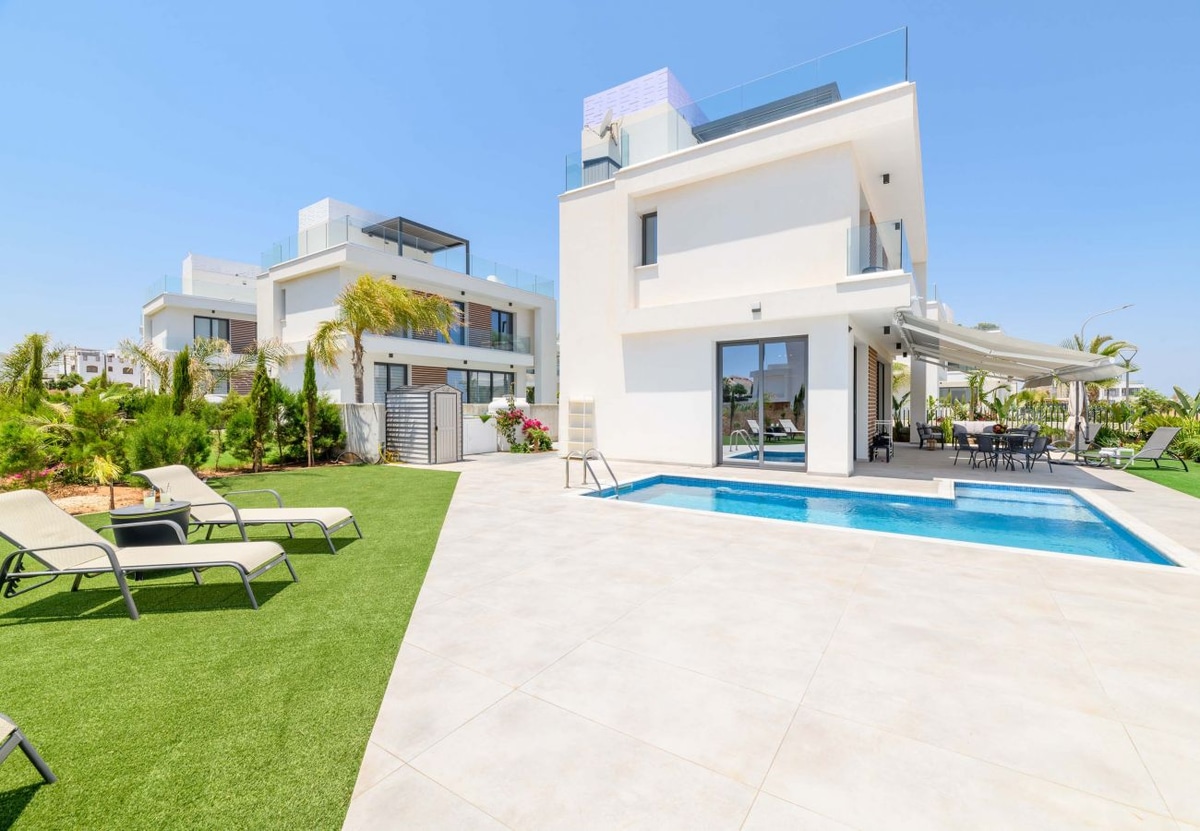 By The Beach - Emerald Seaview Villa - Photo 1