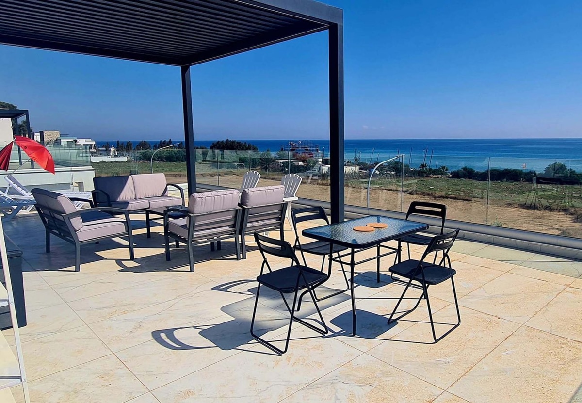 By The Beach - Emerald Seaview Villa - Photo 10