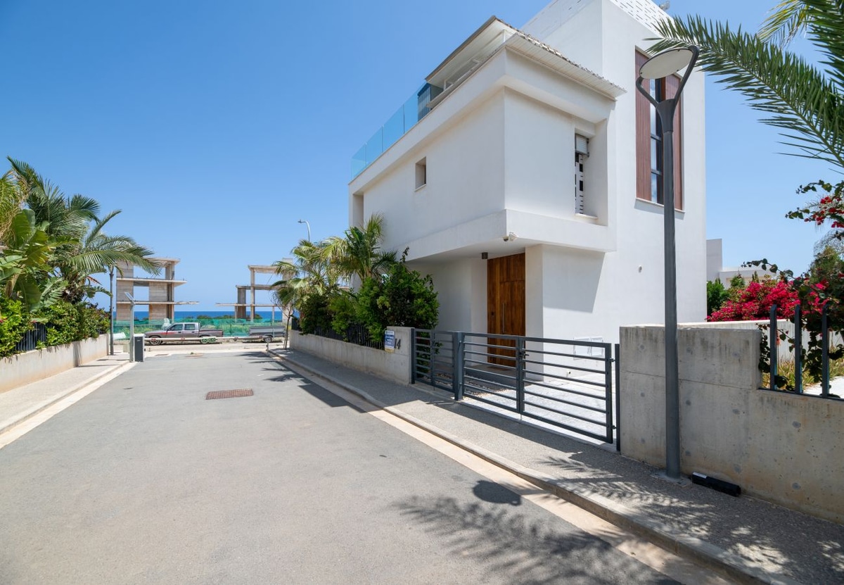 By The Beach - Emerald Seaview Villa - Photo 5