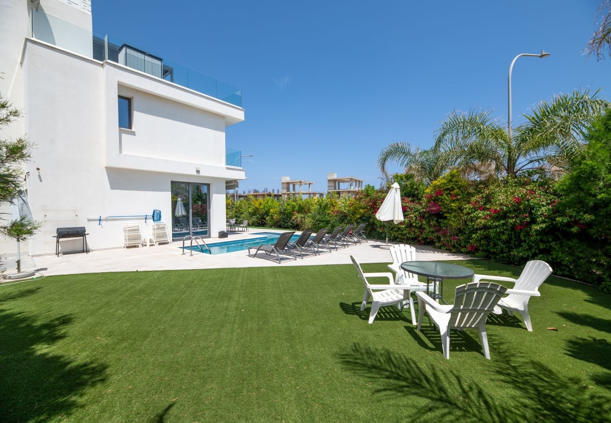 By The Beach - Emerald Seaview Villa - Photo 6