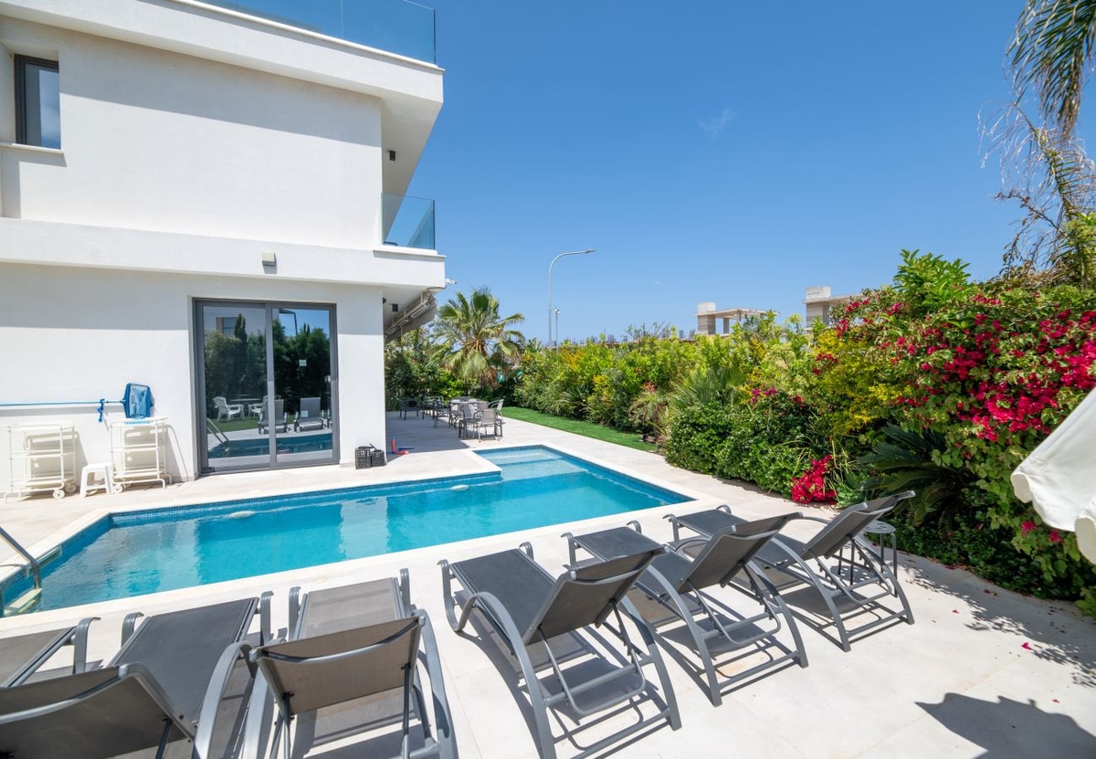 By The Beach - Emerald Seaview Villa - Photo 3