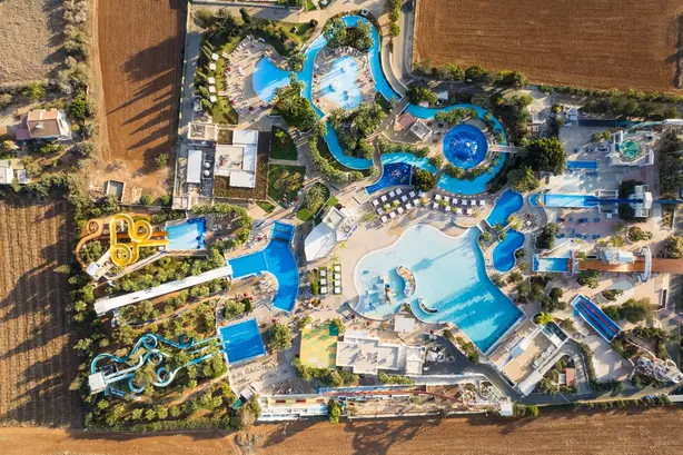 Úžasný letecký pohled na barevný aquapark v Ayia Napa na Kypru s různými bazény a…
