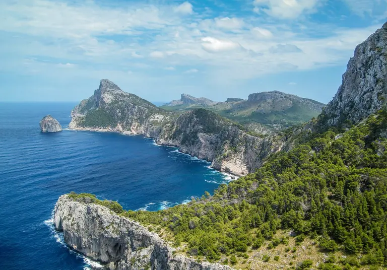 Úchvatný letecký pohled na skalnaté pobřeží a tyrkysové moře v Ibiza ve Španělsku. - Foto: Erik…