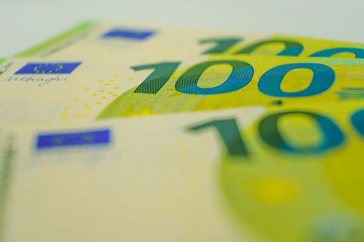 Euro banknotes in close-up with focus on 100 denomination. Perfect for financial themes. - Photo…